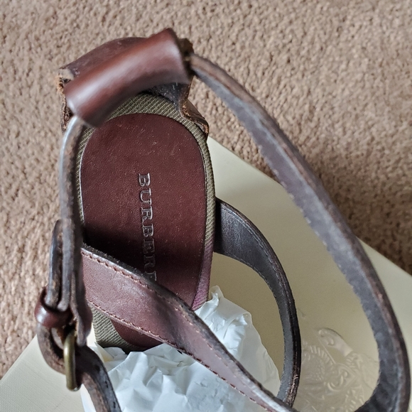 Like new Authentic Burberry Espadrille - Picture 5 of 13